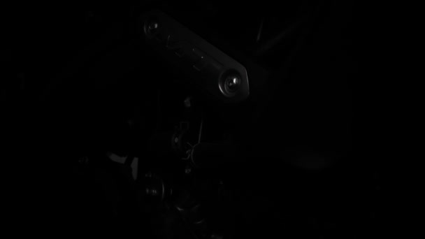 ヤマハのオートバイMt03の灰色の金属のロゴに閉じる 光と影の遊び — ストック動画