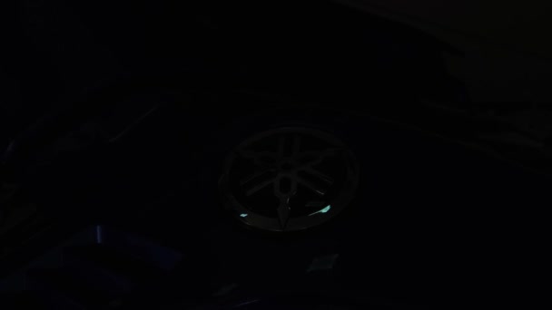 接近雅马哈摩托车Yzf R15的灰色金属标志 光影的游戏 — 图库视频影像