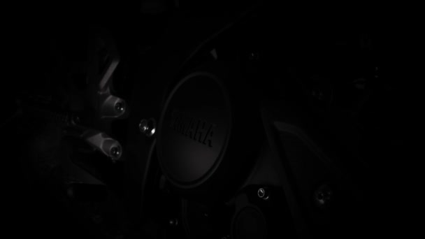 Nahaufnahme Des Grauen Metall Logos Des Yamaha Motorradmotors Das Spiel — Stockvideo