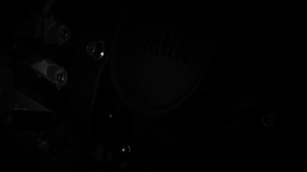 接近雅马哈摩托车发动机的灰色金属标志 光影的游戏 — 图库视频影像