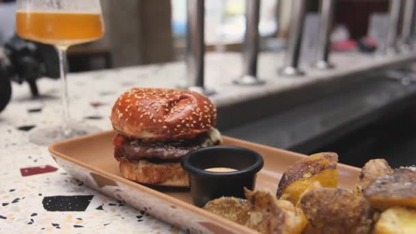 Zestaw Hamburgerowego Piwa Frytek Standardowy Zestaw Napojów Jedzenia Pubie Piwo — Wideo stockowe