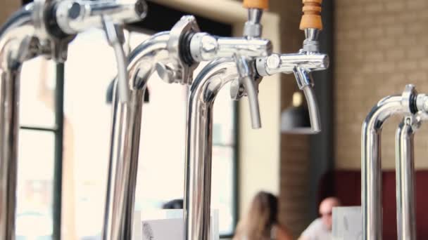 Close Brewmaster Barman Nalévání Řemeslné Pivo Vyplnit Skla — Stock video