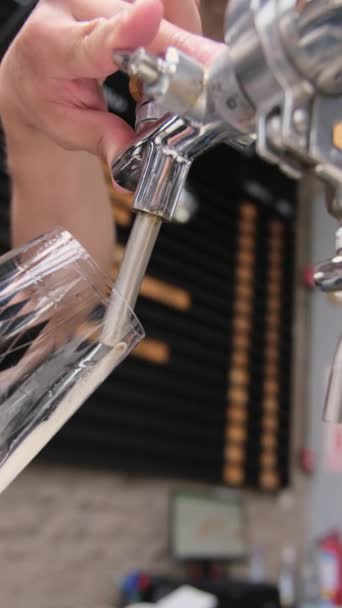 Hand Van Barman Die Een Groot Glas Bier Met Tap — Stockvideo