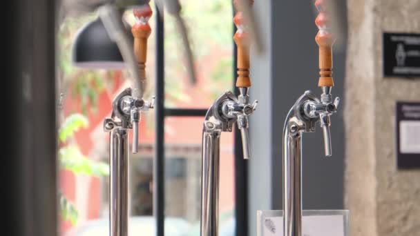 Close Brewmaster Barman Nalévání Řemeslné Pivo Vyplnit Skla — Stock video
