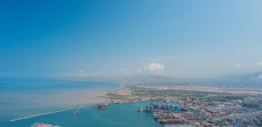 Callao limanındaki rıhtım ve konteynırların görüntüsü