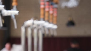 Brewmaster 'ın barmenini kapat, bardağa bira doldur.