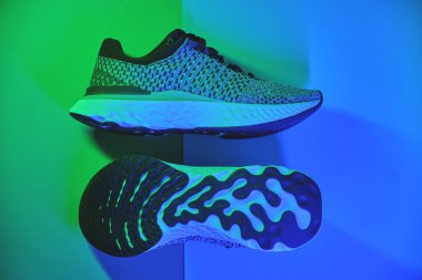 Gri ayakkabılar arka planda izole edilmiş, yürüyüş ve spor için mevsimlik ayakkabılar, fotokopi alanı, üst görünüm.