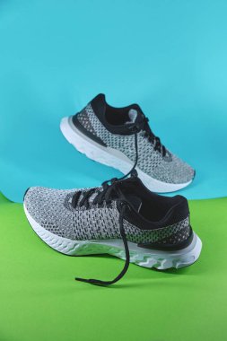 Gri ayakkabılar arka planda izole edilmiş, yürüyüş ve spor için mevsimlik ayakkabılar, fotokopi alanı, üst görünüm.