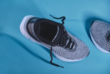 Gri ayakkabılar arka planda izole edilmiş, yürüyüş ve spor için mevsimlik ayakkabılar, fotokopi alanı, üst görünüm.