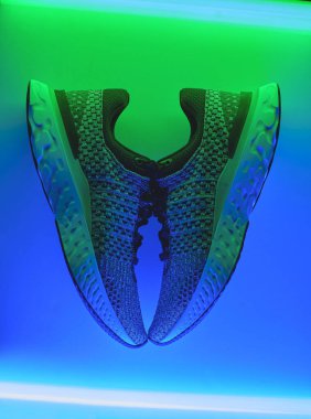 Gri ayakkabılar arka planda izole edilmiş, yürüyüş ve spor için mevsimlik ayakkabılar, fotokopi alanı, üst görünüm.