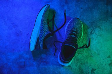 Gri ayakkabılar arka planda izole edilmiş, yürüyüş ve spor için mevsimlik ayakkabılar, fotokopi alanı, üst görünüm.