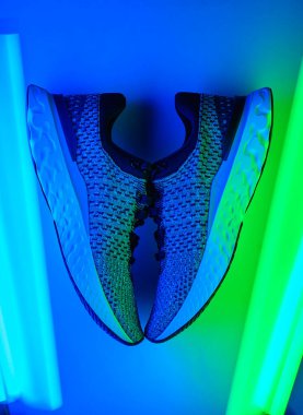 Gri ayakkabılar arka planda izole edilmiş, yürüyüş ve spor için mevsimlik ayakkabılar, fotokopi alanı, üst görünüm.