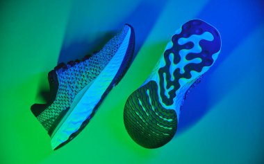 Gri ayakkabılar arka planda izole edilmiş, yürüyüş ve spor için mevsimlik ayakkabılar, fotokopi alanı, üst görünüm.