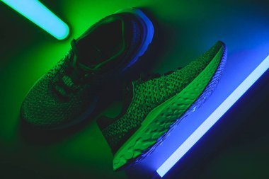 Gri ayakkabılar arka planda izole edilmiş, yürüyüş ve spor için mevsimlik ayakkabılar, fotokopi alanı, üst görünüm.