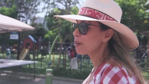 Női Befolyásoló Integet Kamera Előtt Nagyon Izgatottan Mutat Lima Perui — Stock videók