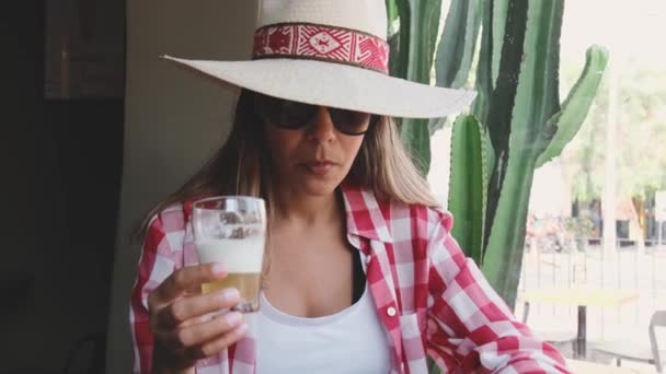 Donna Che Beve Una Birra Sorrideritratto Bella Giovane Donna Che — Video Stock