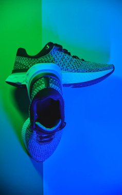 Gri ayakkabılar arka planda izole edilmiş, yürüyüş ve spor için mevsimlik ayakkabılar, fotokopi alanı, üst görünüm.