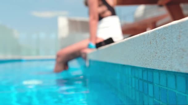Jonge Vrouw Ontspannen Aan Kant Van Het Zwembad Lage Sectie — Stockvideo