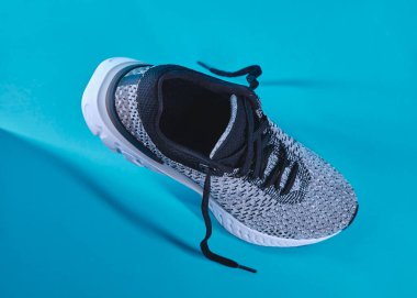 Gri ayakkabılar arka planda izole edilmiş, yürüyüş ve spor için mevsimlik ayakkabılar, fotokopi alanı, üst görünüm.