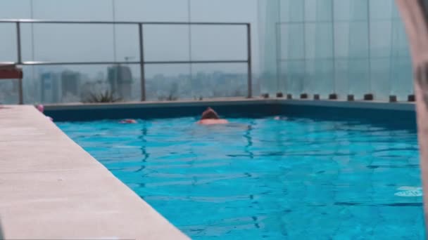 Jovem Nadando Uma Piscina Exterior Tempo Descanso — Vídeo de Stock