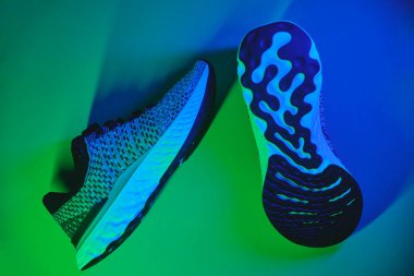 Gri ayakkabılar arka planda izole edilmiş, yürüyüş ve spor için mevsimlik ayakkabılar, fotokopi alanı, üst görünüm.