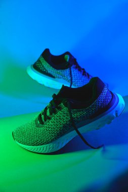 Gri ayakkabılar arka planda izole edilmiş, yürüyüş ve spor için mevsimlik ayakkabılar, fotokopi alanı, üst görünüm.