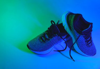 Gri ayakkabılar arka planda izole edilmiş, yürüyüş ve spor için mevsimlik ayakkabılar, fotokopi alanı, üst görünüm.