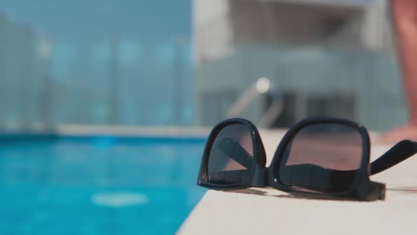 Okulary Słoneczne Plaża Wakacje Tle Wyposażenie Basenu Plażowego Okulary Przeciwsłoneczne — Wideo stockowe