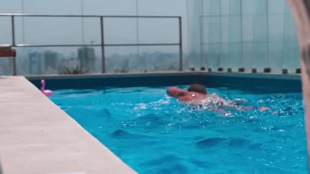 Mladý Muž Plavající Venkovním Bazénu Relaxační Čas — Stock video