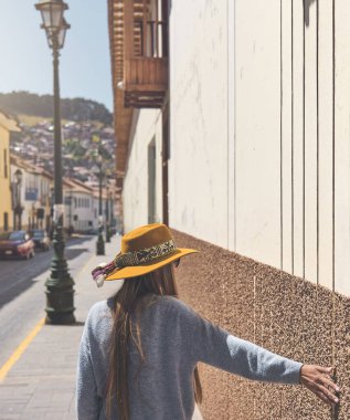 Sokakta sırt çantasıyla yürüyen bir turist kadın. Boşluğu kopyala