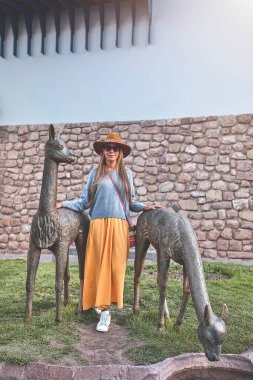 Sokakta sırt çantasıyla yürüyen bir turist kadın. Boşluğu kopyala