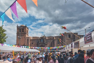 Plaza de Armas, Peru, Güney Amerika 'da Cusco bayrağı dalgalanıyor