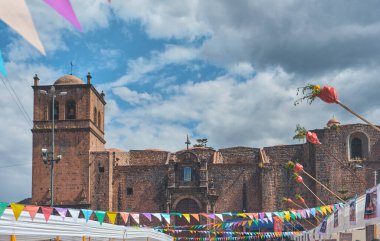 Plaza de Armas, Peru, Güney Amerika 'da Cusco bayrağı dalgalanıyor
