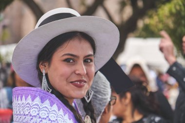Plaza de Armas, Peru, Güney Amerika 'da Cusco bayrağı dalgalanıyor