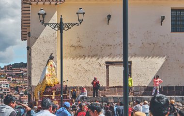 Plaza de Armas, Peru, Güney Amerika 'da Cusco bayrağı dalgalanıyor