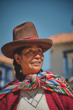 Perulu kadın ulusal kıyafetler giyiyor Cuzco yakınlarında lama ile poz veriyor