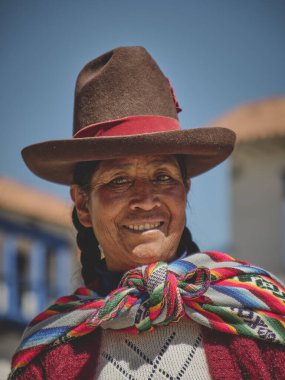 Perulu kadın ulusal kıyafetler giyiyor Cuzco yakınlarında lama ile poz veriyor