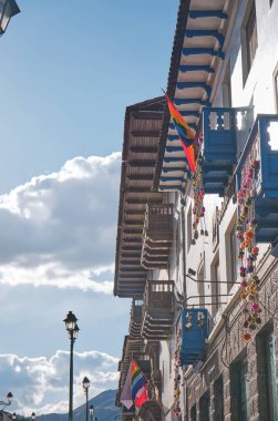 Plaza de Armas, Peru, Güney Amerika 'da Cusco bayrağı dalgalanıyor