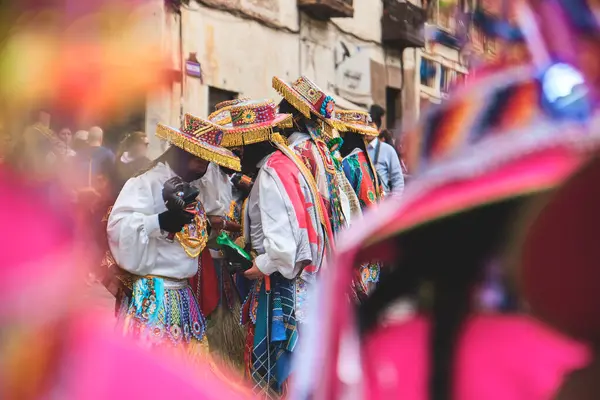 Tipik kostümlü dansçılar Cusco meydanında Virgen del Carmen 'in onuruna kutlama yapıyorlar.