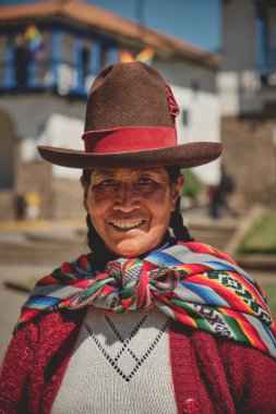 Perulu kadın ulusal kıyafetler giyiyor Cuzco yakınlarında lama ile poz veriyor