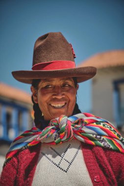 Perulu kadın ulusal kıyafetler giyiyor Cuzco yakınlarında lama ile poz veriyor