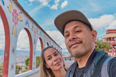 Adamın şapkası var ve kadının ağzı açık kalmış. Sahne neşeli ve şen şakrak