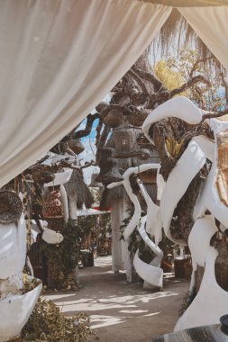 Ağaç dolu bir avluyu ortaya çıkarmak için beyaz bir perde açılır. Ağaçlar karla kaplı, manzaraya huzurlu ve huzurlu bir atmosfer veriyor. Avlu binalarla çevrili.