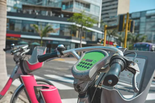 Dua Sepeda Diparkir Bersebelahan Jalan Kota Salah Satu Sepeda Memiliki Stok Foto