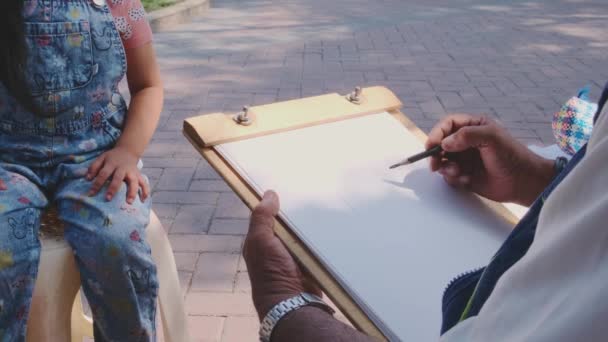 Чоловік Пише Буфері Ручкою Обкладинка Тротуарі Інші Люди Задньому Плані — стокове відео