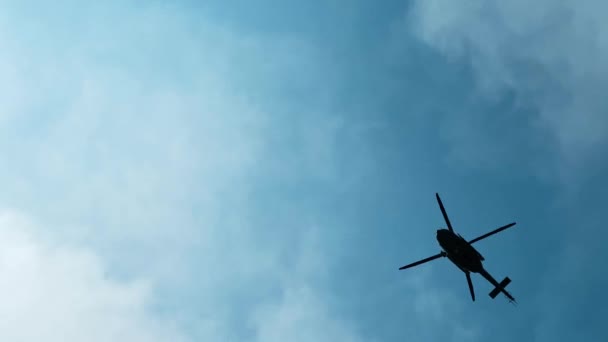Helicóptero Vuela Cielo Por Encima Cielo Azul Cielo Mayormente Claro — Vídeos de Stock