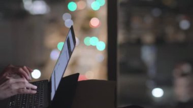 Önünde bir kişinin olduğu şehir caddesinin bulanık bir görüntüsü. Sahne biraz gizemli ve biraz da karanlık.