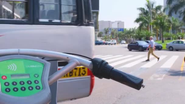 Autobus Fermato Semaforo Rosso Una Persona Sta Guidando Una Bicicletta — Video Stock