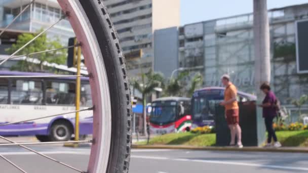Muž Žena Stojí Chodníku Vedle Autobusu Muž Drží Mobil Žena — Stock video