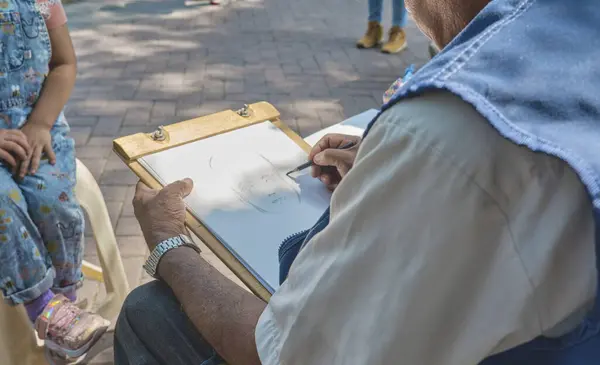 Seorang Pria Menggambar Wajah Selembar Kertas Seorang Wanita Duduk Kursi Stok Lukisan  